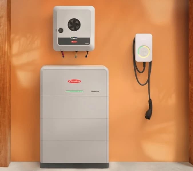 Fronius inverter, Fronius Reserva batteri og ladeboks monteret på en væg