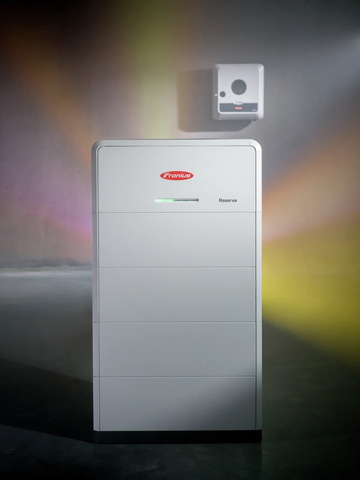 Fronius inverter og batteri monteret på en væg